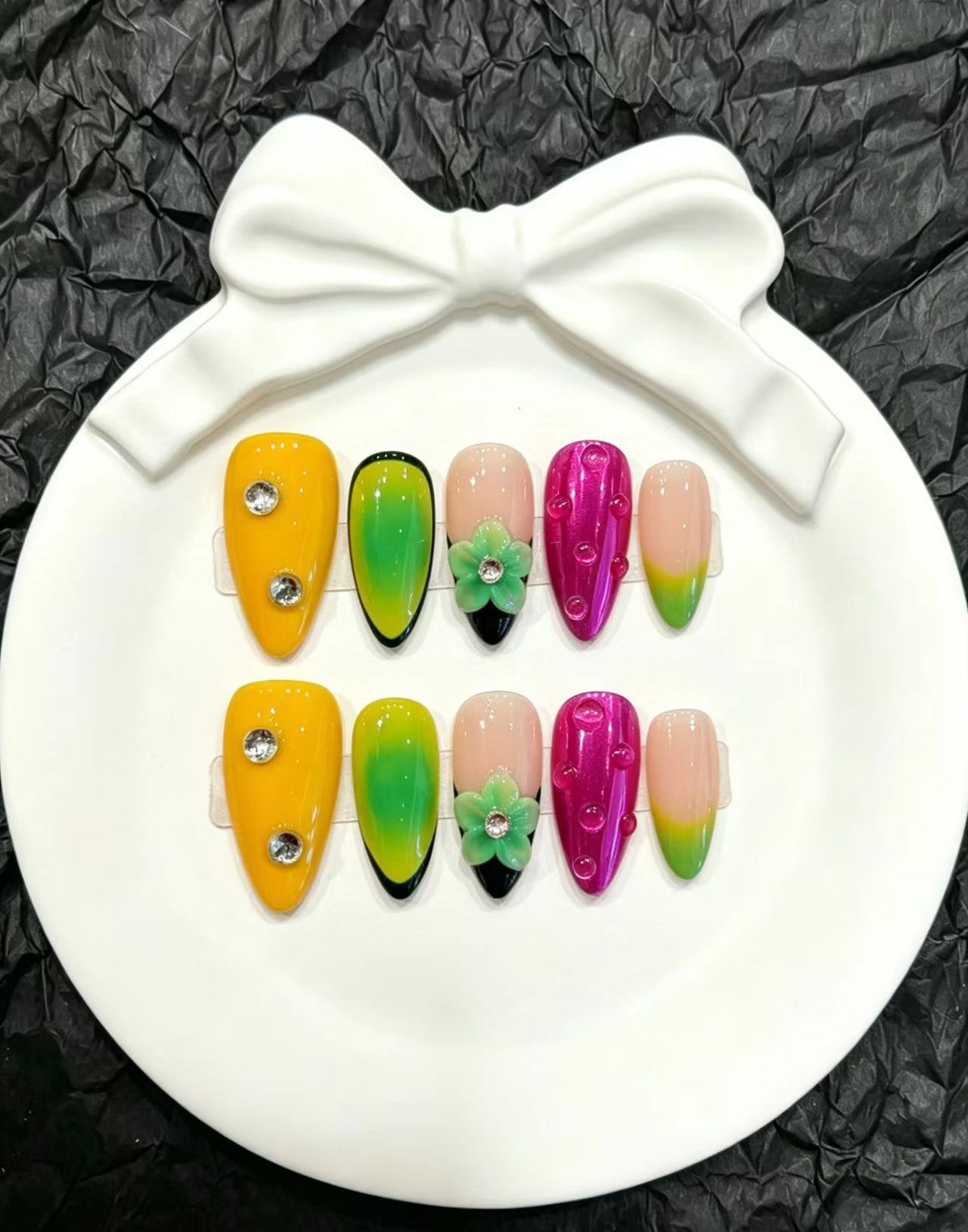 Künstlerisches Press-On-Nagelset mit floralen und Farbübergang-Designs