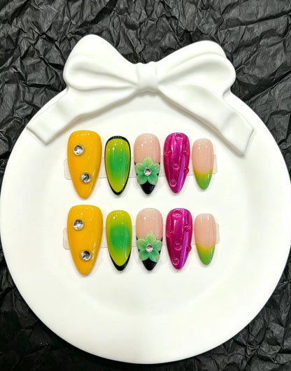 Künstlerisches Press-On-Nagelset mit floralen und Farbübergang-Designs