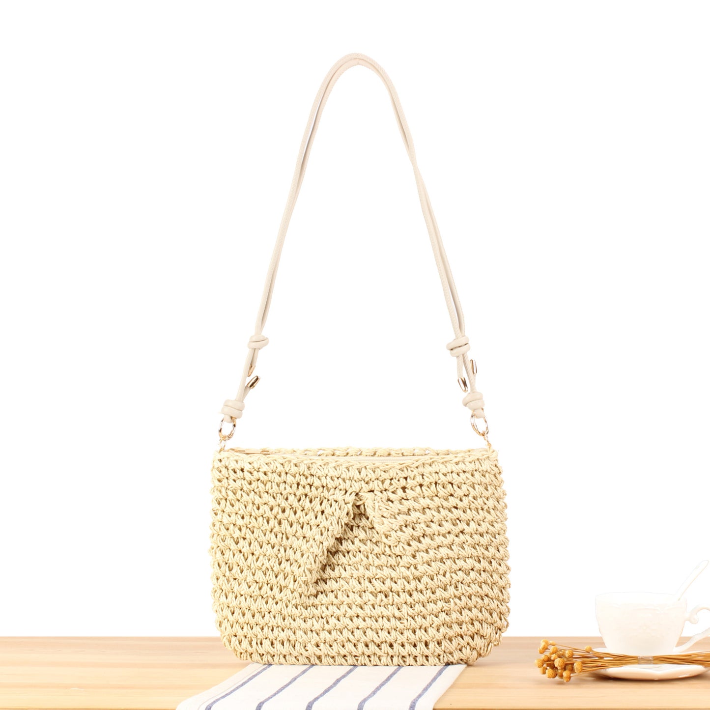 Handtasche Aus Geflochtenem Naturmaterial mit Elegantem Knopfverschluss Brehn