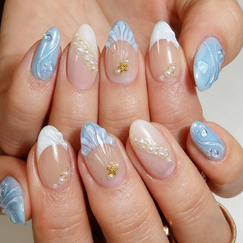 Kunstnagelset mit glitzernden Akzenten und floralem Design Brehn