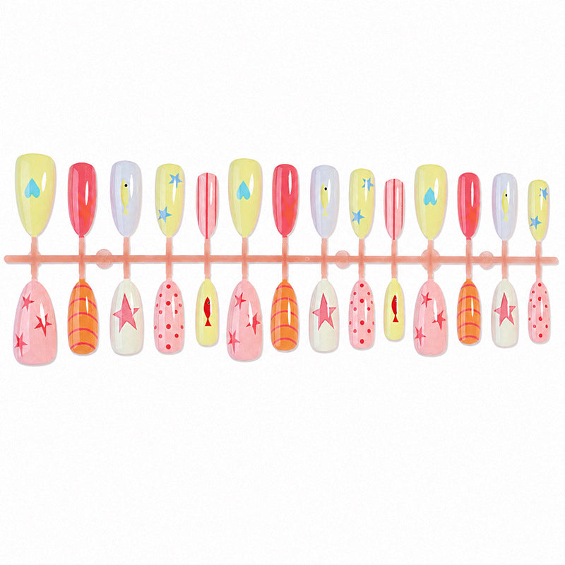 Kreatives Nagelset mit bunten Designs und maritimen Motiven Brehn