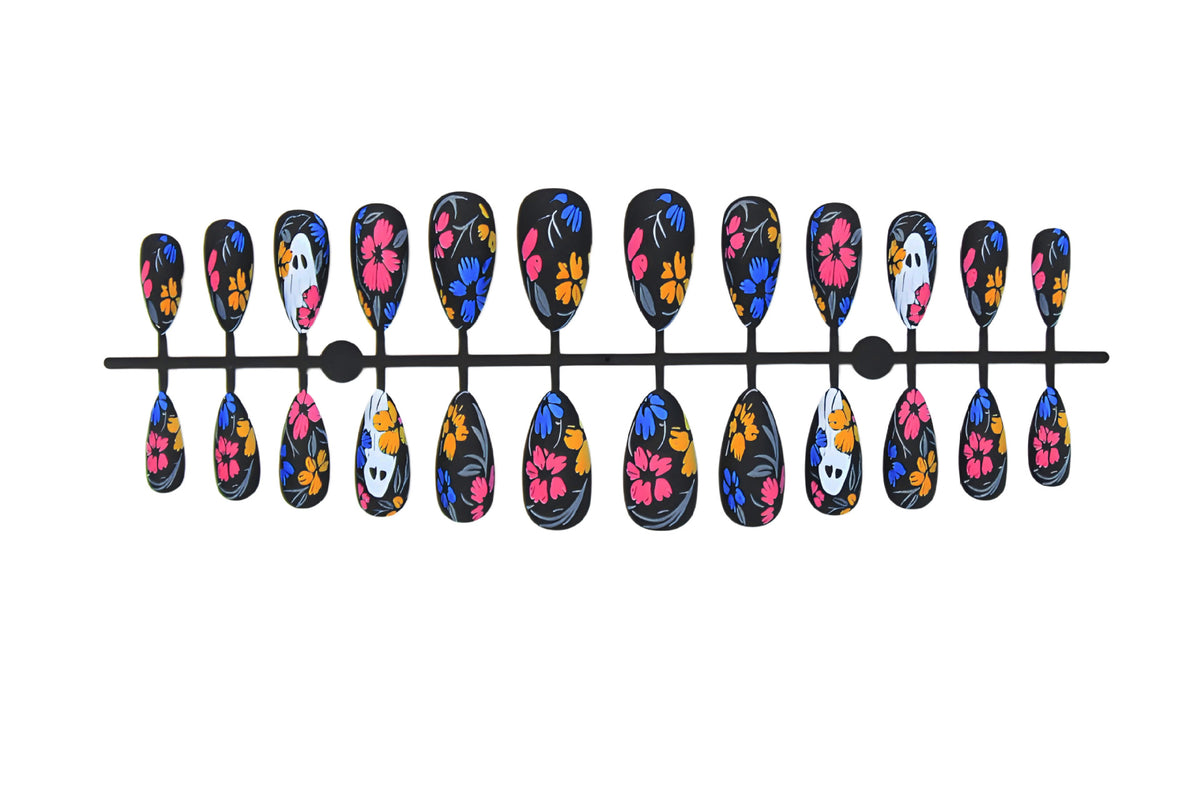 Kunstnagelset mit gruseligem Halloween-Design und bunten Blütenakzenten Brehn