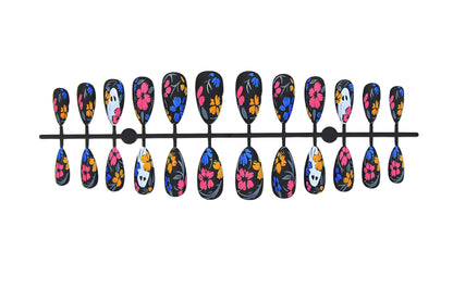 Kunstnagelset mit gruseligem Halloween-Design und bunten Blütenakzenten Brehn