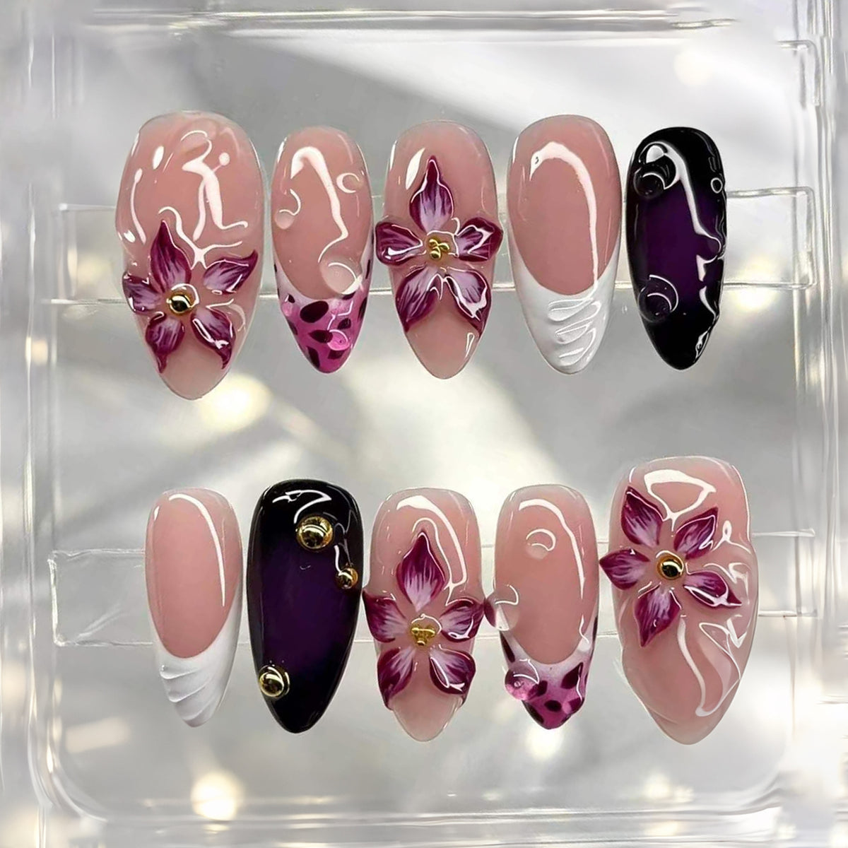 Künstlerisches Press-On Nail Art Set mit Floral-Akzenten Brehn