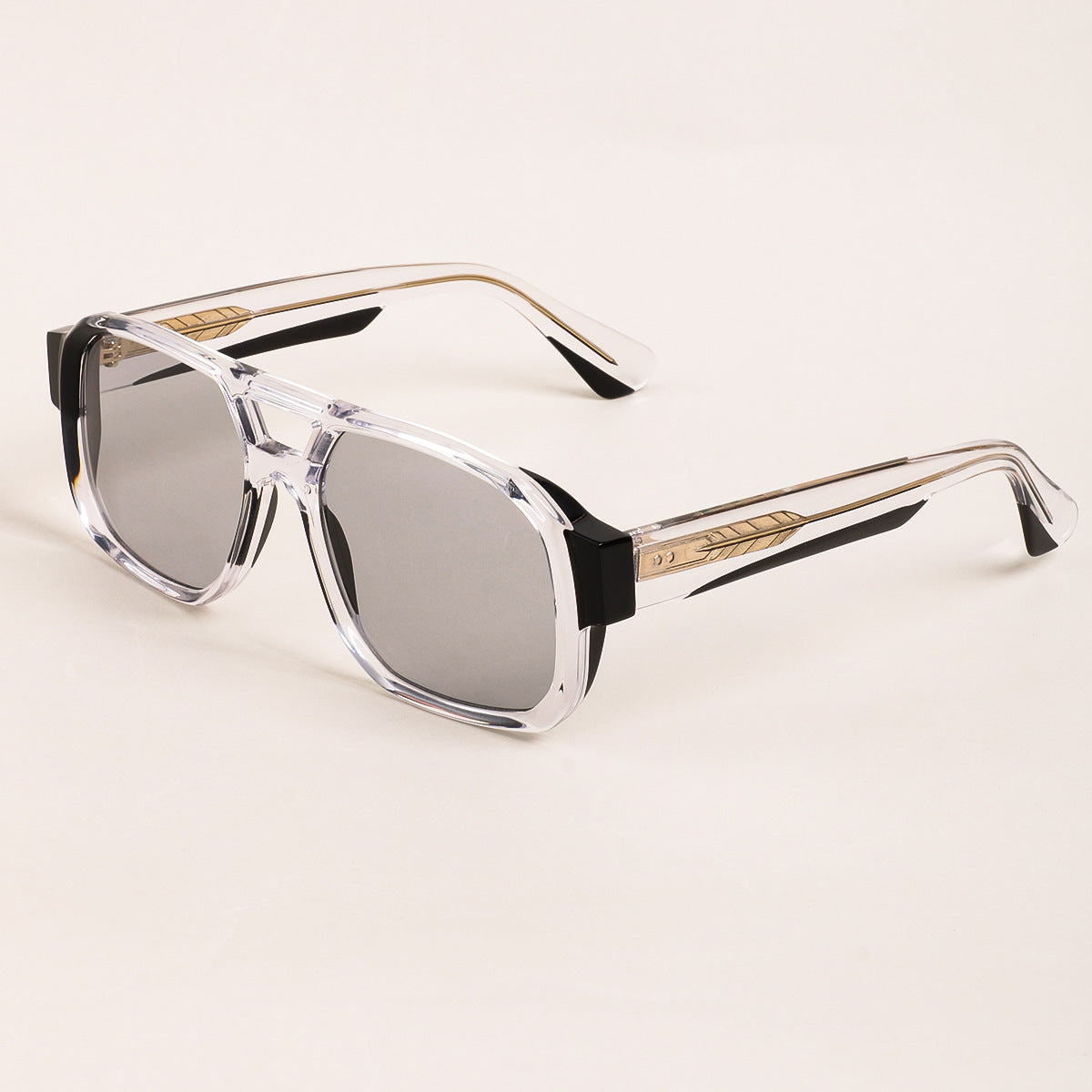 Damen Sonnenbrille im modernen Oversize-Stil mit klarem Rahmen und robusten Gläsern Brehn