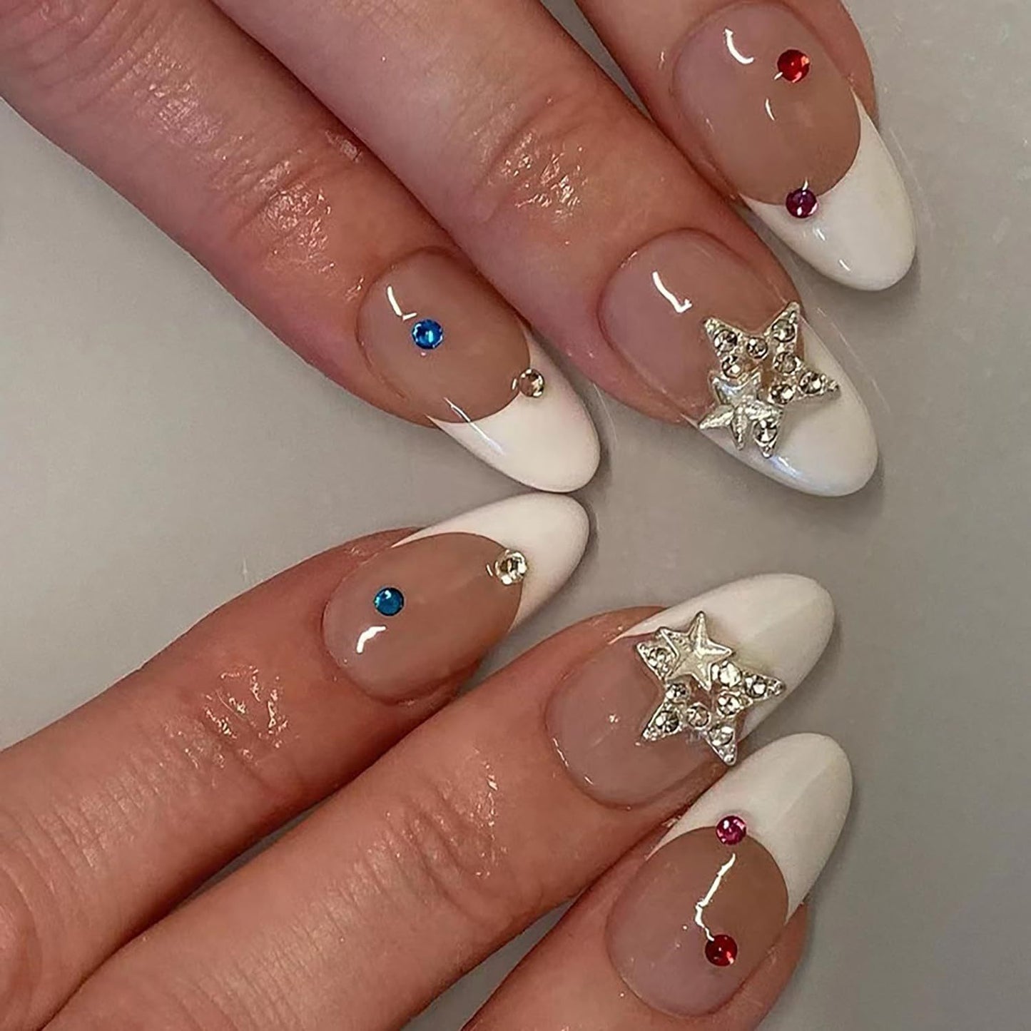Kunstnagelset mit eleganter französischer Spitze und funkelnden Akzenten Brehn