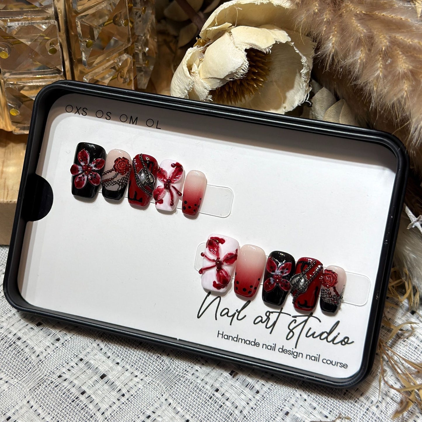 Künstlerisches Nagelschmuck Press-On Set mit einzigartigen floralen und Edelsteindesigns Brehn