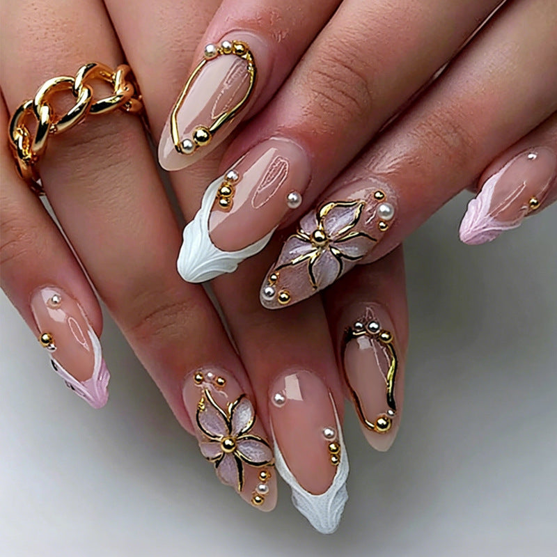 Kunstnagelset mit floralen und glitzernden Verzierungen Brehn