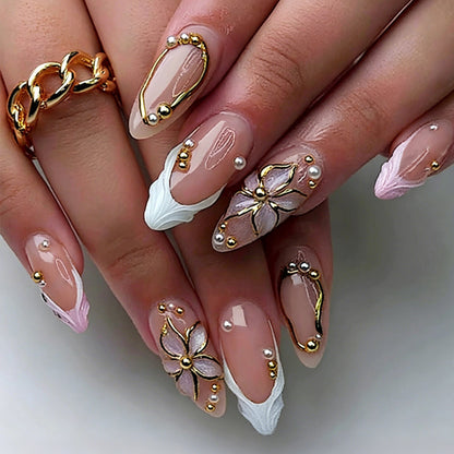 Kunstnagelset mit floralen und glitzernden Verzierungen Brehn