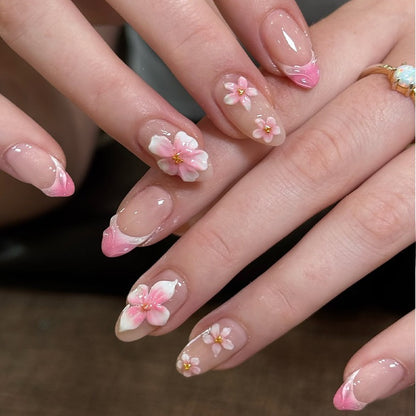 Kunstnagelset mit eleganten Blumendesigns und zarten Farbverläufen Brehn