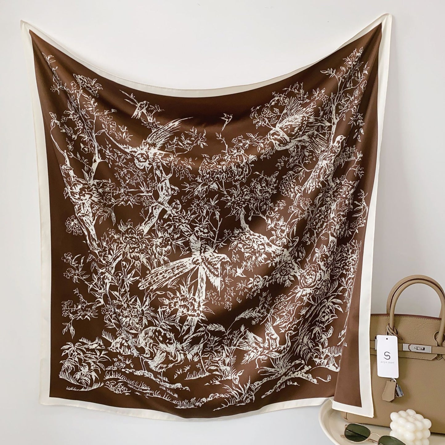 Damen Seidenschal im eleganten Botanischen Design Brehn
