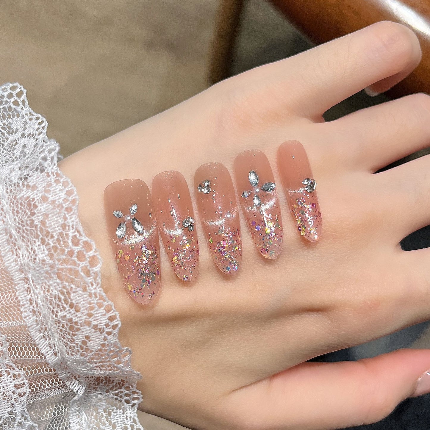 Elegantes, mit Glitzer versehenes Press-On-Nail-Design Brehn