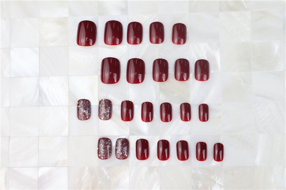 Glänzendes Press-On Nagelset mit Glitzerakzenten Brehn