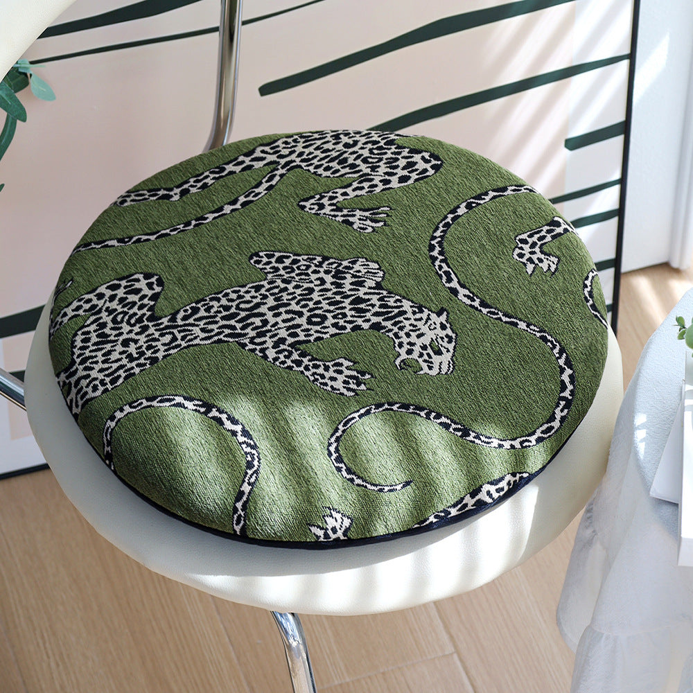 Rundes Sitzkissen mit Jacquard‑Leopardenmotiv, dicke Polsterung und rutschfester Unterseite Brehn