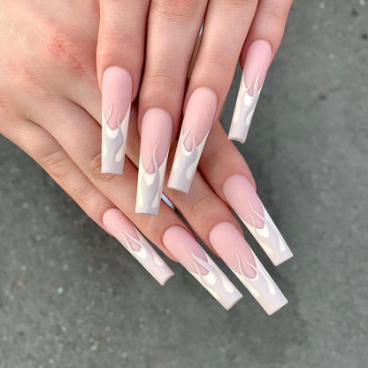 Kunstvolle Nagelverlängerungen im eleganten Flammen-Design Brehn