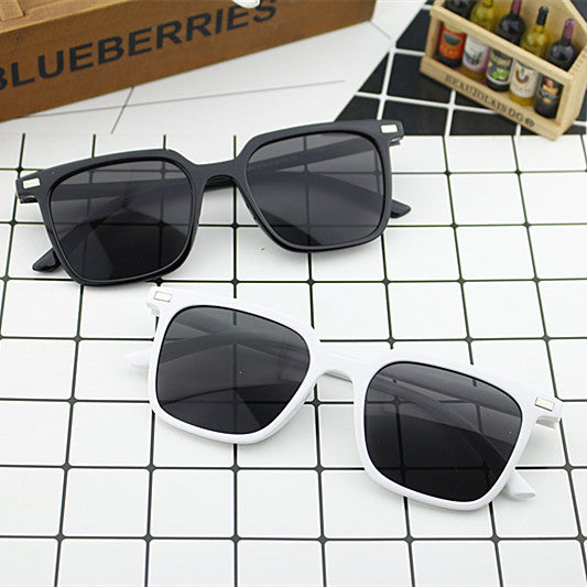 Damen moderne quadratische Sonnenbrille mit minimalistischer Rahmenstruktur Brehn