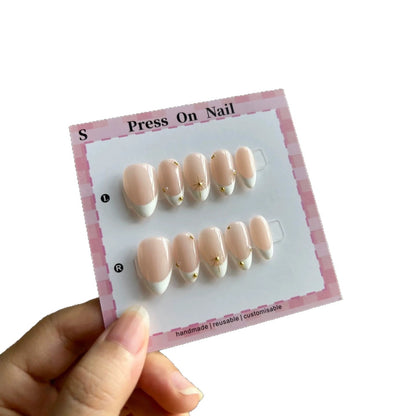 Dekorativer Press-On-Nagelset mit einzigartigen Designmerkmalen