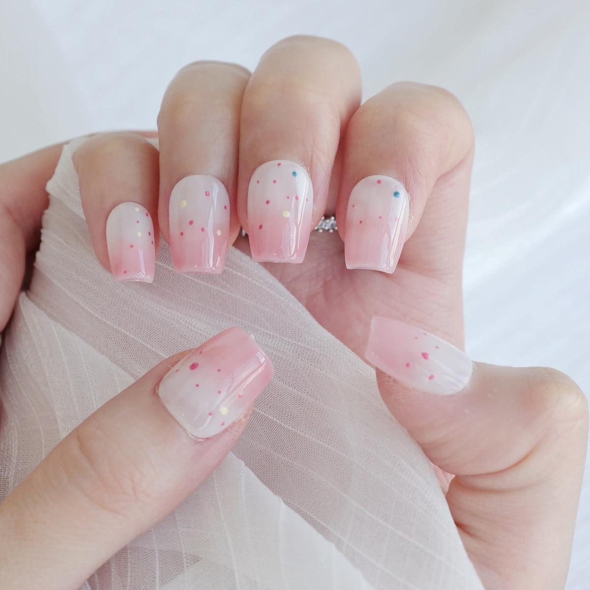 Künstlerisches Press-On Nagelkunstset mit Herz- und himmlischen Designs