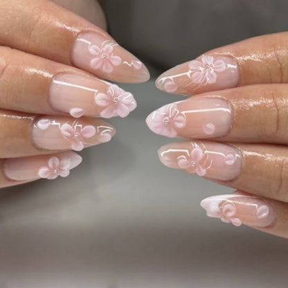 Kunstvolle Nagelverlängerungen mit floralen 3D-Details Brehn