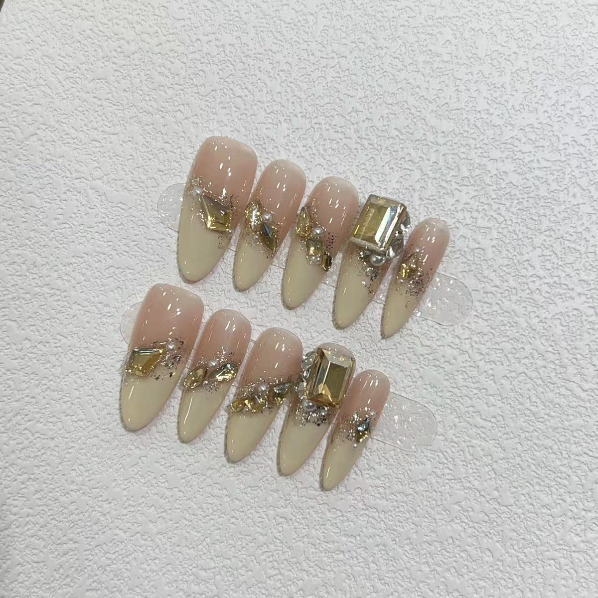 Glamouröse Stiletto Press-On Nagelset mit metallischen Akzenten Brehn