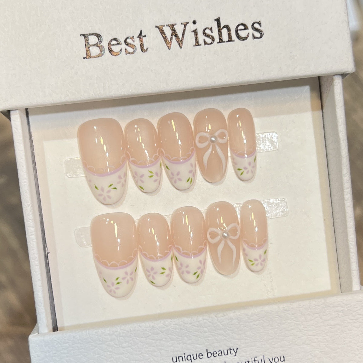 Dekoratives Press-On Nagelset mit floralem Schleifen-Design Brehn