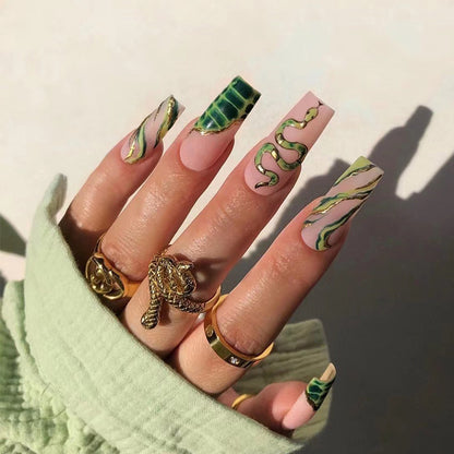 Kunstvolle Nagelverlängerungen mit Serpentinen-Design Brehn