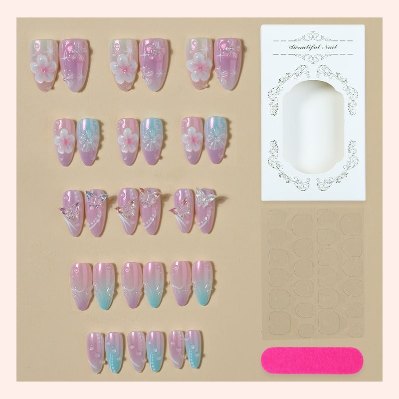 Kreatives Kunstnagelset mit zarten Blumen- und Glitzerdetails Brehn