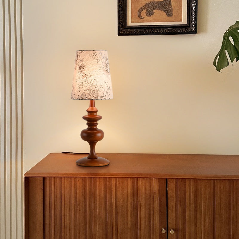 Dekorative Tischlampe mit floralem Stoffschirm