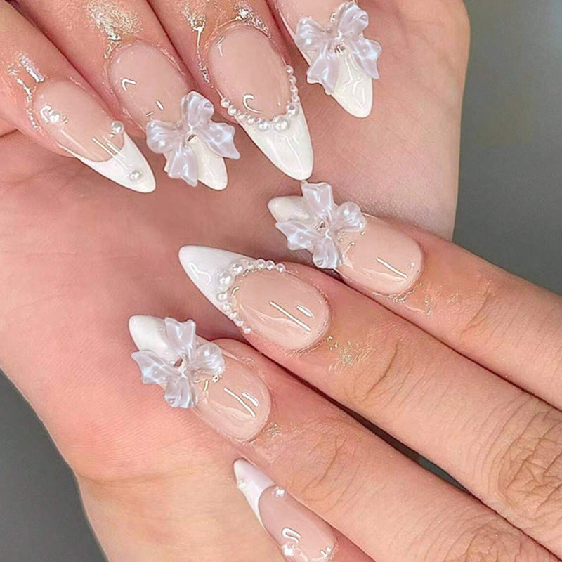 Dekoratives Press-On-Nagelset mit floralen und Perlenverzierungen Brehn