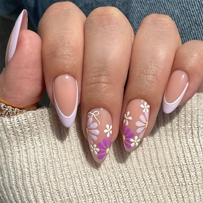 Kunstvolle Nagelverlängerungen mit floralen Akzenten und Glanz Brehn