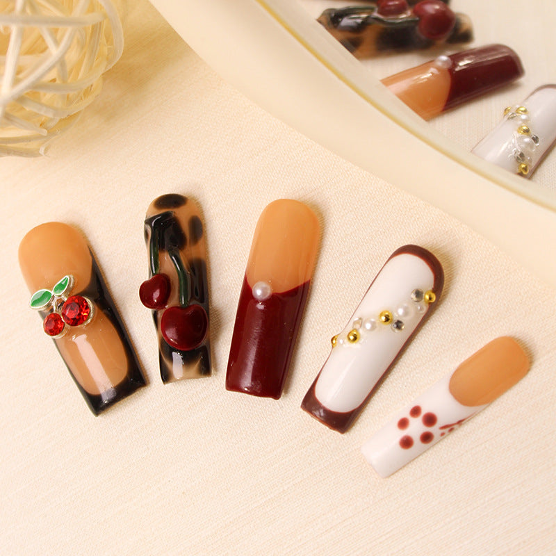 Kunstnagelset mit luxuriösen Cherry- und Glitzerakzenten Brehn