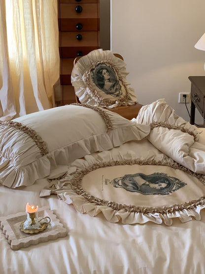 Romantisches Bettwäsche-Set mit üppigen Rüschen, Vintage-Rahmenmotiv und Zierkissen