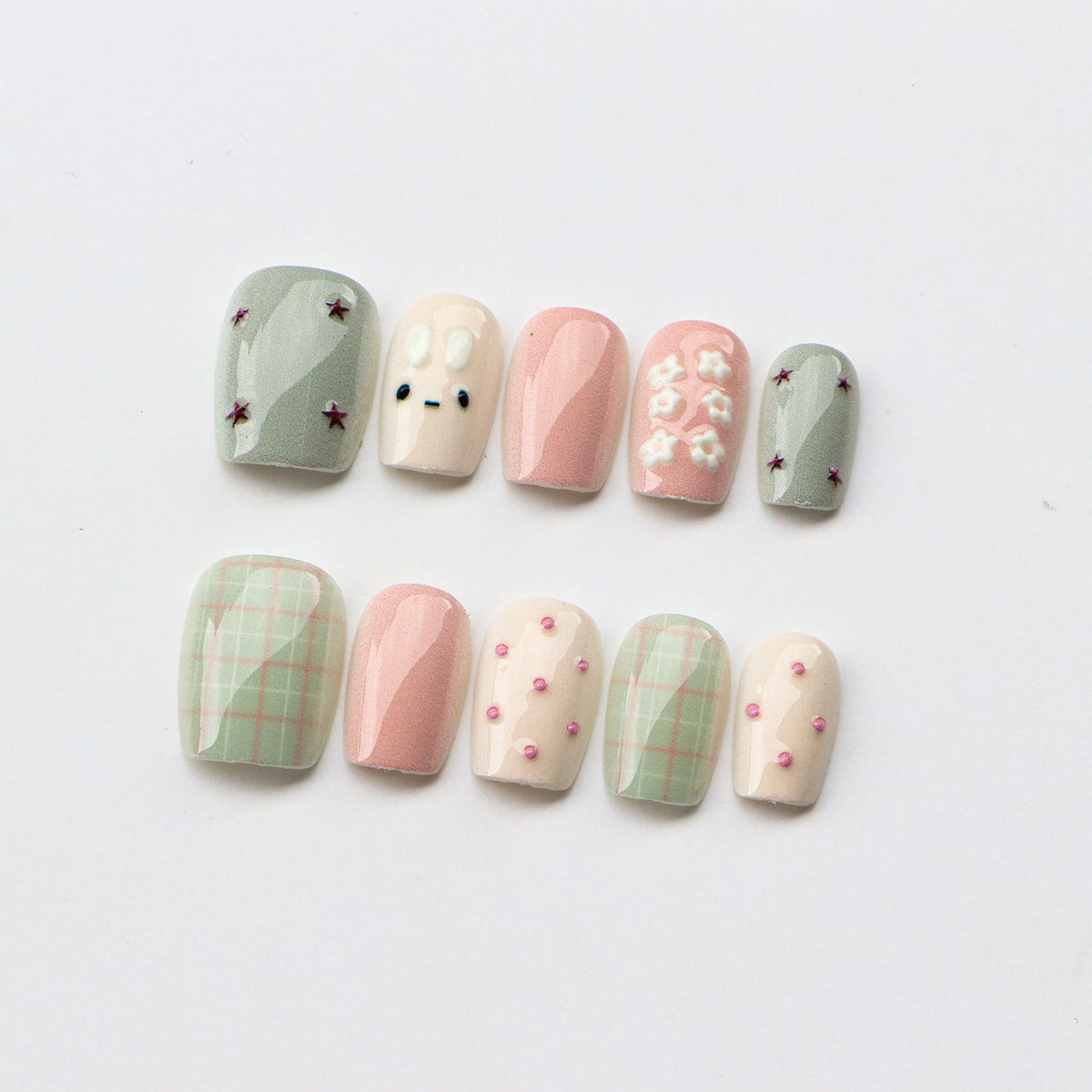 Künstlerisches Press-On-Nagelset mit floralen und geometrischen Designs