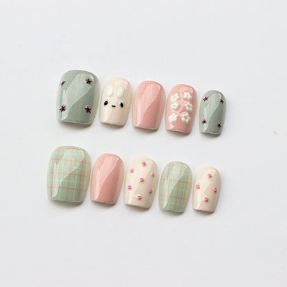 Künstlerisches Press-On-Nagelset mit floralen und geometrischen Designs