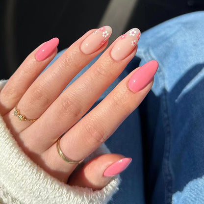 Kunstvolle Nagelverlängerungen mit zarten floralen Akzenten Brehn
