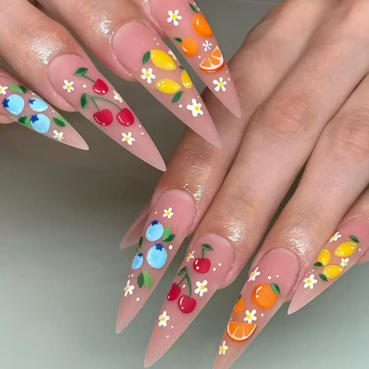 Kunstnagelset mit fruchtigen 3D-Motiven und blühenden Akzenten Brehn