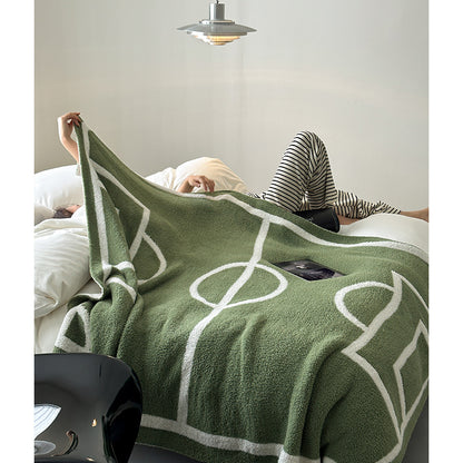 Kuscheldecke mit großem Schriftmotiv und weichem Bouclégewebe