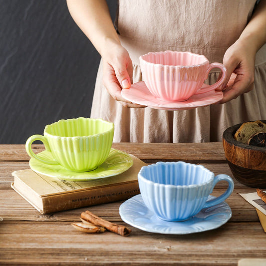 Feinporzellan-Teetasse mit geriffelter Muschelform und passender Untertasse
