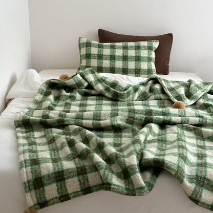 Kuscheldecke mit kariertem Muster und Bommelverzierung Brehn