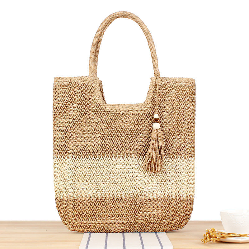 Modische Strandtotebag Aus Geflochtenem Naturmaterial mit Fransiger Detail Brehn