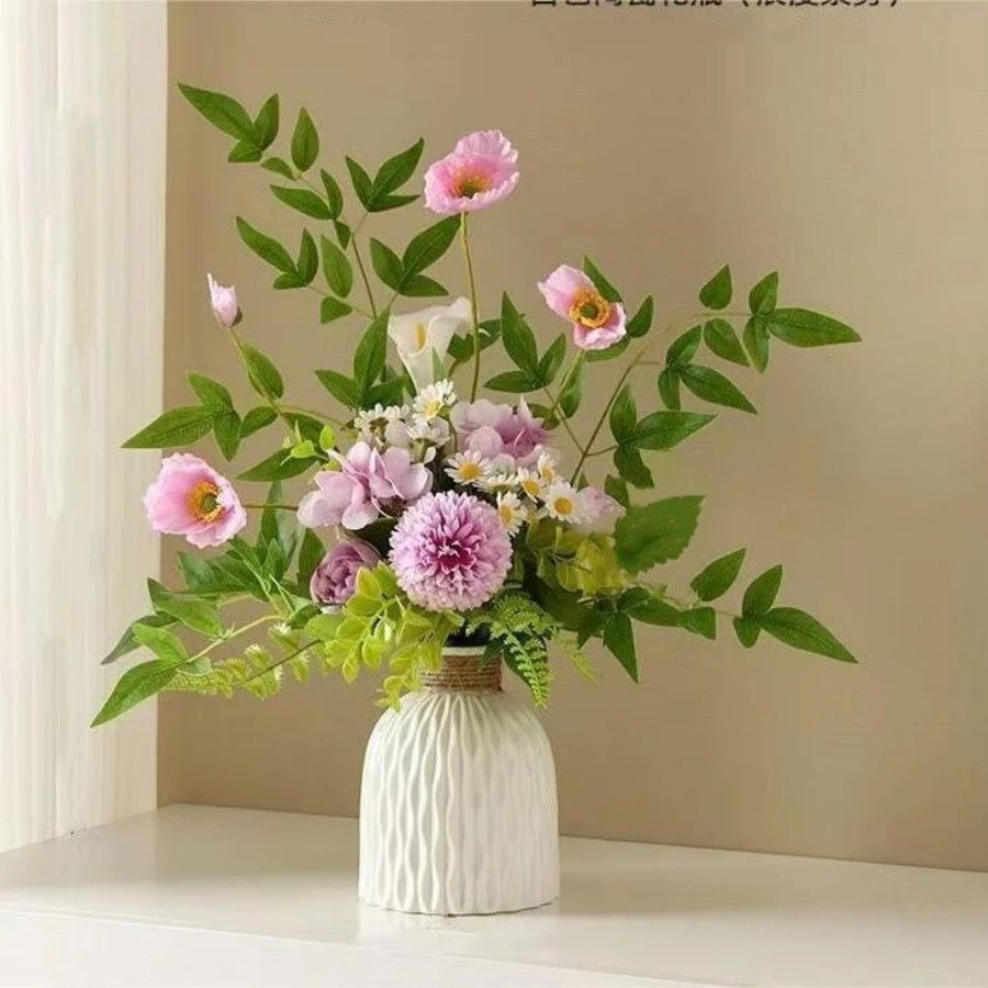 Lebensechte Blumenarrangement mit dekorativer Vase
