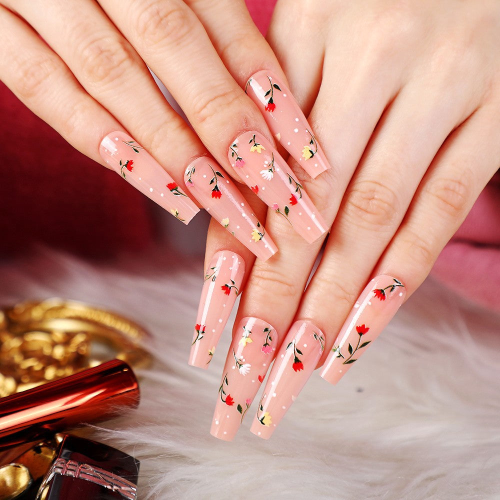Elegante Kunstnägel mit floralen Verzierungen Brehn
