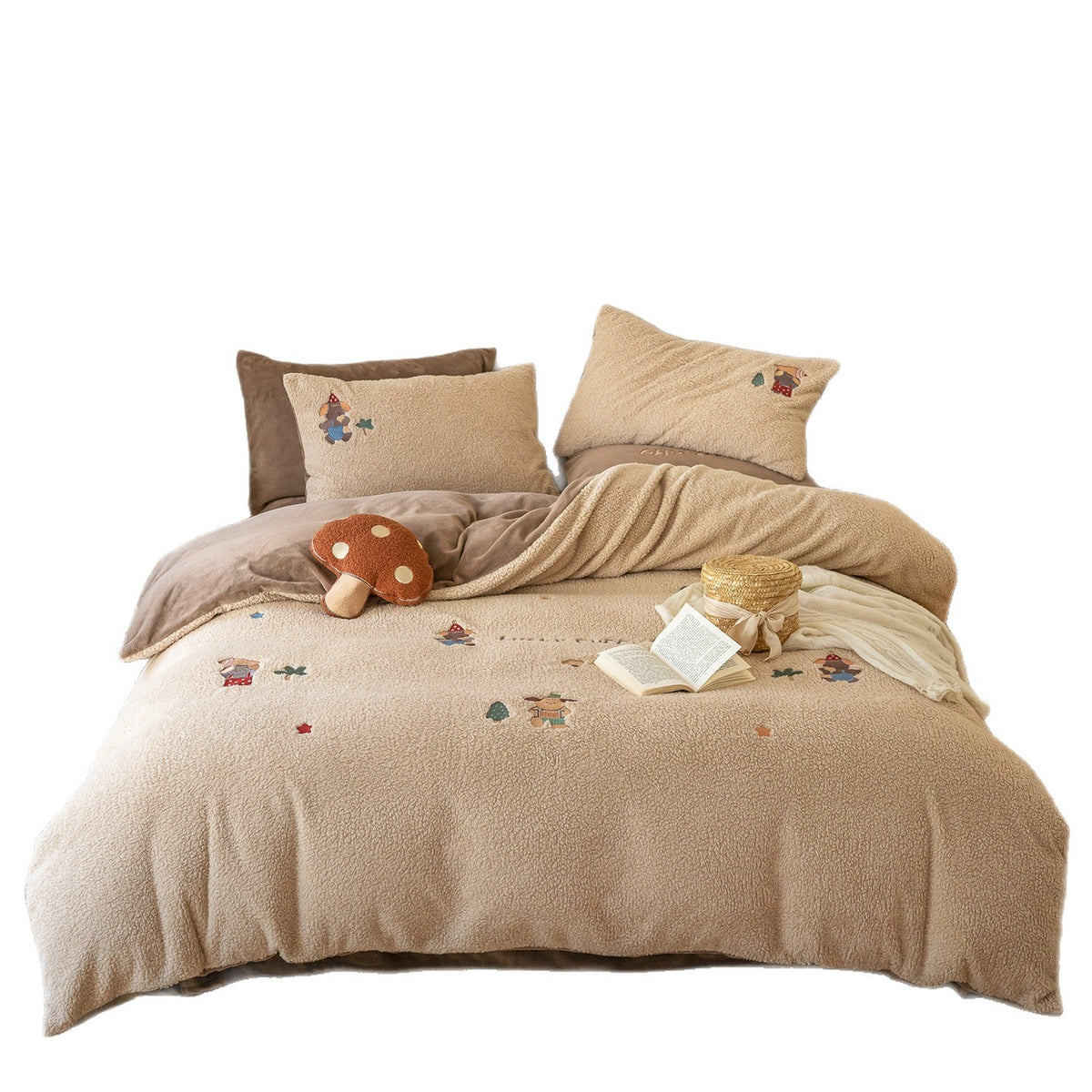Plüsch-Bettwäschegarnitur aus Teddy-Fleece mit bestickten Pilz- und Waldmotiven