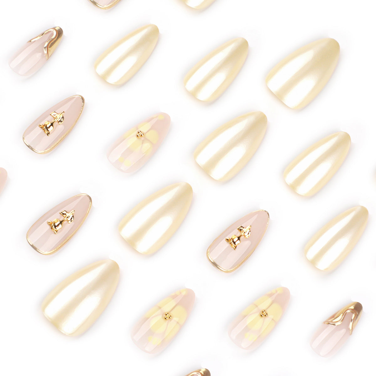 Kunstvolle Nagelkunst mit floralen Verzierungen und Glitzerakzenten Brehn