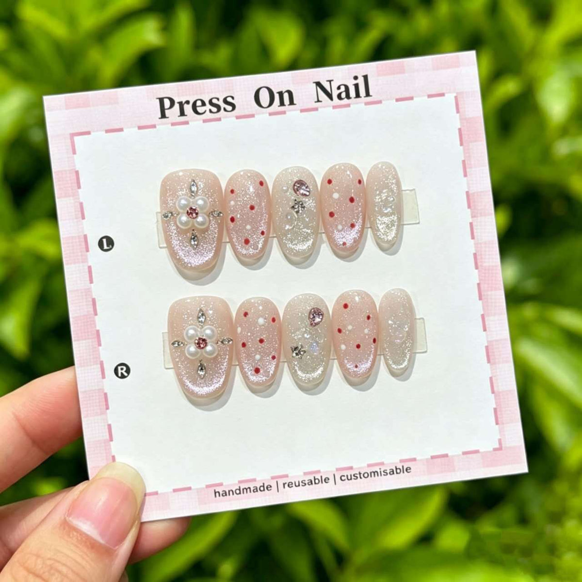 Dekoratives Press-On-Nagelset mit floralem und schimmerndem Akzenten