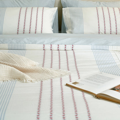 Baumwoll-Bettwäsche-Set mit bestickten Streifen und feiner Percale-Qualität