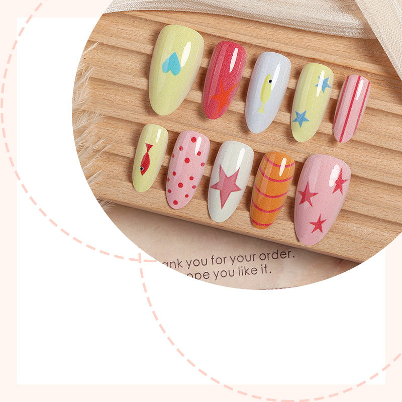 Kreatives Nagelset mit bunten Designs und maritimen Motiven Brehn