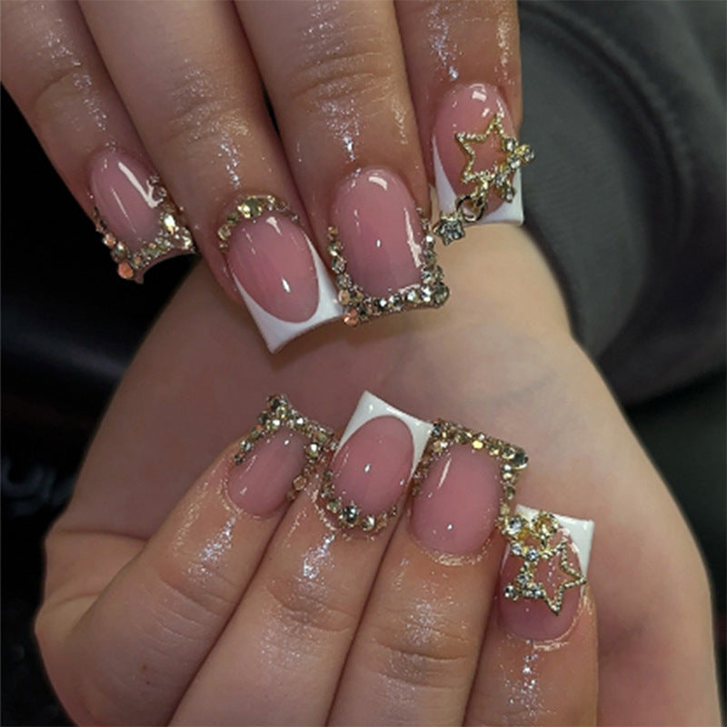 Kunstnagelset mit Glitzerakzenten und Festtagsdesign Brehn