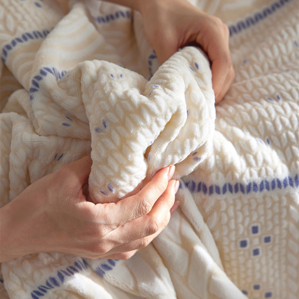 Kuschelige Wendedecke mit Struktur-Jacquard und Sherpa-Futter