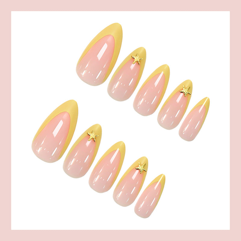 Kunstnagelset mit eleganten Spitzer und goldenen Details Brehn